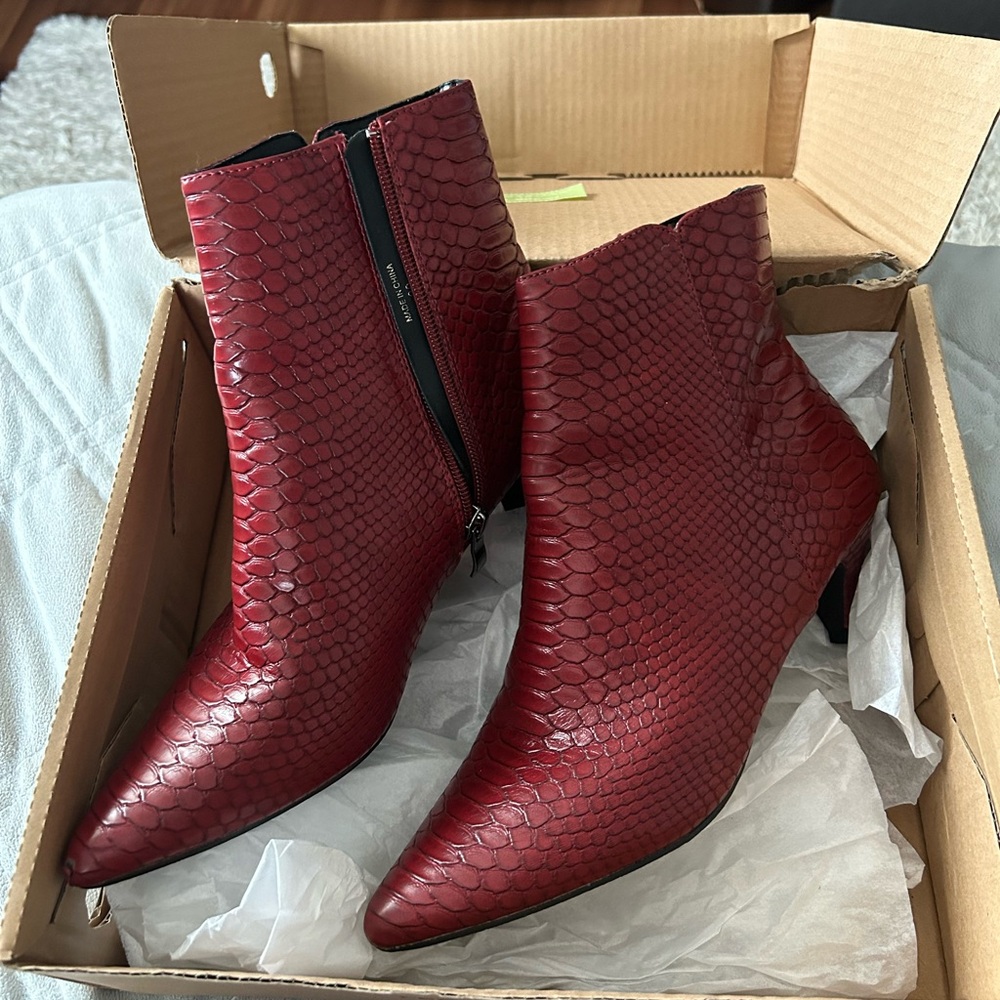 Kitten heel boots